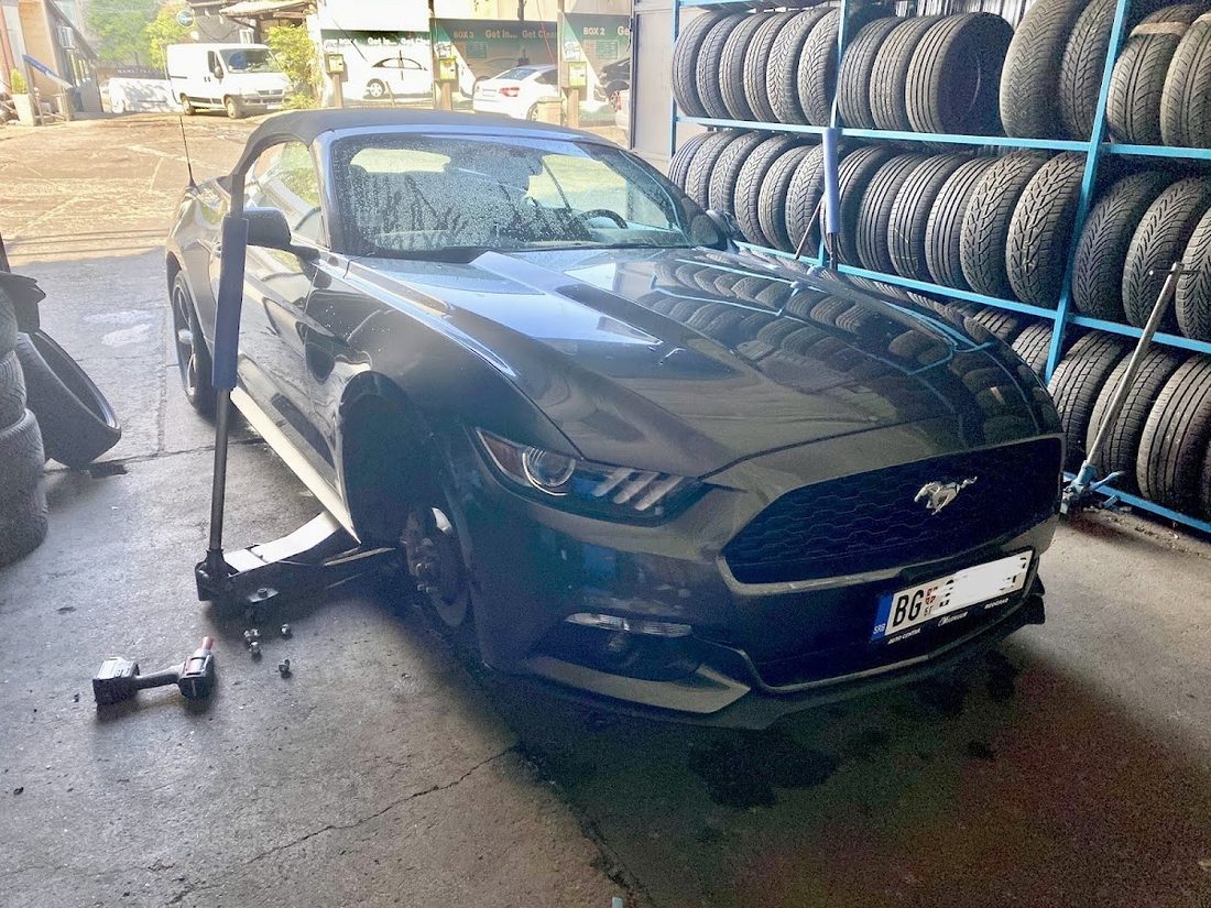Automobil na dizalici u radionici