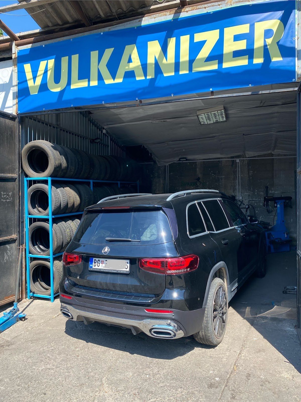 Radionica Vulkanizer sa automobilom